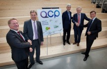 Van links naar rechts: Herman Snellink (Sita), Huub Meessen (QCP), Casper Bruens (Chemelot Ventures), Marc Houtermans (QCP) en Jéròme 
Verhagen (LIOF).