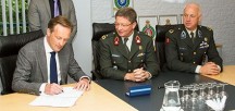 Van links naar rechts: Roald Bol van Allplast BV, Generaal-Majoor Peter Dohmen en Brigadegeneraal Gerard F. Koot ondertekenen de overeenkomst.
