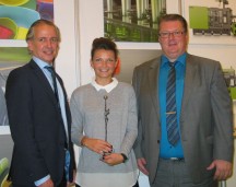 Jasmina Grase (midden), winnaar van de Engel Benelux Student Award 2014. Rechts Kurt Callewaert, directeur Engel Benelux (rechts).