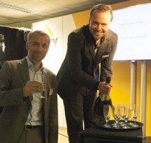 Henco Pezy (links) en Hendrik van Es schenken champagne bij de opening van het nieuwe pand.