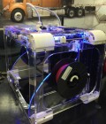 3D-printer met rood filament. (foto Teknor Apex)