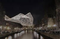 Mysterieus kunstwerk zweeft boven Amsterdamse gracht 