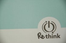 Het logo voor rethink op een reset-knop en de pijlen duiden op circulariteit