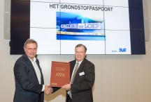 Liander-inkoopdirecteur Rob Beukeboom (l) overhandigt het eerste grondstofpaspoort aan Hendrik Kwakkel van AVK (foto: Hans van de Vlekkert)