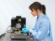 Een onderzoekster aan de rasterkrachtmicroscoop waarmee de silicium nanobladeren worden gemeten.