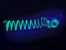Geëxtrudeerde spiraal uit met polymeer omhulde silicium nanobladeren  onder UV-licht.