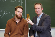 Wim Denissen (l) en professor Filip Du Prez van het Gentse vitrineren-onderzoeksteam.
