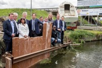Eerste duurzame oeverbeschoeiing van gerecyclede bootjes geplaatst 