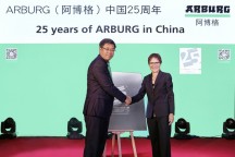 Renate Keinath van Arburg feliciteert Zhao Tong, de leider van de Chinese Arburg-organisatie.