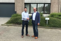 Kevin Carion en directeur Riekus Thiele (r) voor het nieuwe kantoor van Thiele & Kor Plastics Machinery in Zaventem.