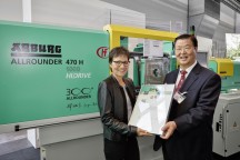 Renate Keinath presenteert het speciale certficaat aan Hongfa-bestuursvorzitter Manjin Guo voor de 300ste Arburg-machine