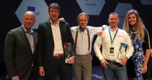 Jasper Bouwmeester van Fiberneering (2e van links) werd verkozen tot Starter van het Jaar 2017 in de regio Zwolle