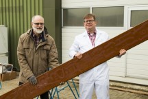 Albert ten Busschen (r) van Windesheim met de eerste beschoeiingsplank van gerecycled PVC-composiet uit plezierboten