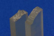 Een gebroken staafje PLA met toegevoegd ultrahoog moleculair gewicht LAHB (links) vertoont duidelijke witte verkleuringen op het breukvlak, wat een teken is van plastische vervorming in geharde materialen. Aan de andere kant vertoont puur polymelkzuur (rechts) deze witverkleuring niet, wat een teken is van brosse materialen. Foto: KOH Sangho