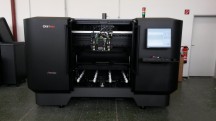 De Universiteit van Aken beschikt over de grootste multi-materiaal 3D-printer ter wereld, een Stratasys Objet1000. Deze kan onderdelen produceren uit combinaties van harde en zachte materialen.