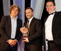 Simon Clegg (midden) van Distrupol neemt de Award in ontvangst.