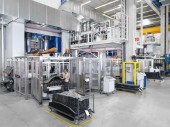 Fritzmeier gebruikt de HP-RTM machine van KraussMaffei voor uiteenlopende producten, zoals koolstof/epoxy onderdelen voor de carrosserie van de BMW i3. (foto KraussMaffei)