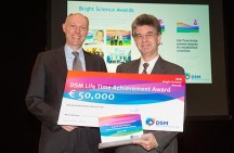 Professor Theodorou (r) ontving de lifetime achievement award uit handen van cto Marcus Remmers van DSM