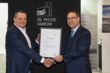 Kor Foekens van Colt International geeft het certificaat Frisse Fabriek aan Wim Naber van Naber Plastics