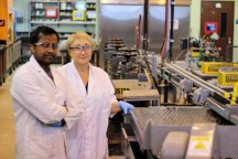 Professor Maria Holuszko en haar PhD-student Amit Kumar van de University British Columbia