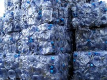 Door recycling van PET-flesjes zal de samenstelling van balen plastic afval veranderen