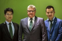 Udo Stahlschmidt te midden van de twee nieuwe Chinese mould managers van Engel Machinery Shanghai, namelijk Davy Kong (links) en Ian Wang