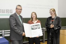 Agnes Bussmann (m) kreeg de Arburg award voor de beste masterthesis