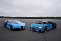 Liinks staat de echte Bugatti Chiron, rechts die van Lego.