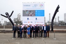 De officiële start van het nieuwe investeringsproject van LyondellBasell en Covestro op de Maasvlakte met vertegenwoordigers van alle betrokken partijen