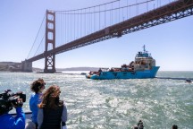 Voor initiatiefnemer Boyan Slat (foto) een historisch moment: na zeven jaar vallen en opstaan gaat de eerste versie van zijn systeem onder de Golden Gate Bridge door naar de Grote Oceaan