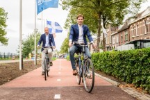 Bedenkers Anne Koudstaal en Simon Jorritsma maken hun eerste tochtje over de teststrook in Zwolle