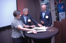 Vlnr: Lector Margie Topp (Windesheim), voorzitter Jac Gofers van NRK en en Hans Tanger (NRK) ondertekenen de samenwerkingsovereenkomst.
