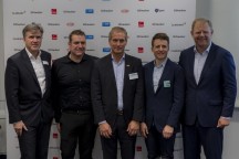 Samen op Formnext: (vlnr) Ernst Poppe (DuPont), Patrick Duis (DSM), Jeroen Wiggers (BASF), David McCann (Clariant) en Paul Heiden van Ultimaker
