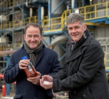 Frank Kuijpers (manager Corporate Sustainability) en site-manager Jeroen Castelijn tonen een flesje met certified circular polymer  ‘Made in Geleen’ uit Tacoil van Plastic Energy.