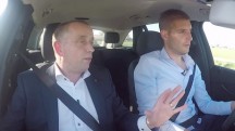 Joan Hanegraaf van Oerlemans (l) praat honderd uit in de auto van Maarten van der Weijden