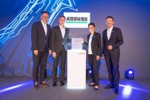 De uitreiking van de Bosch Global Supplier Award 2019: Arburg-directeur Renate Keinath en Arburg-techniekbaas Ralf Müller (2e van links) kregen de award uitgereikt door Jaroslav Moravek (r) en Andreas Reutter (l) van Robert Bosch.