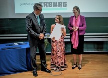 Hannes Löwe (m) won de Arburg Award 2019 voor zijn dissertatie. Links Herbert Kraibühler uit naam van Arburg en professor Birgit Vogel-Heuser van TUM.