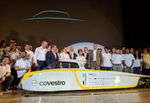 De nieuwe ‘Sonnenwagen' werd gepresenteerd in Aken. Materiaalfabrikant Covestro in Leverkusen is sponsor van het RWTH-team en van het Australische evenement.