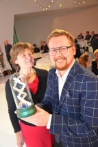 Matthijs Schuttert (master polymer engineering) won dit jaar de Rethink Award met de nieuw ontwikkelde folie. Links zijn baas Jolien Stevels, de manager Innovations and R&D bij foliefabrikant AFP in Apeldoorn.