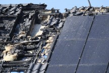 Moeilijk te blussen: brandend dakbeschot onder zonnepanelen