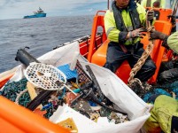 Ocean Cleanup haalt eerste vangst binnen (video)