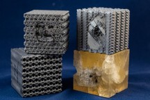 3D-geprinte roosterpolymeerkubussen kunnen de kracht van een kogel en andere projectielen weerstaan. (Foto: Jeff Fitlow / Rice University )