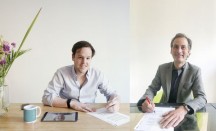 Links Martijn Lammers van Lightyear en rechts Pascal de Sain die afzonderlijk hun samenwerking ondertekenen. (Foto: Lightyear)