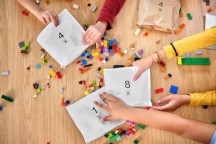 Lego gaat voortaan de losse onderdelen in sets verpakken in papieren zakken. (Foto: Lego)