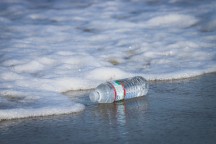 Plastic afval legt duizenden kilometers af via het water