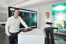 Arburg-experts Benjamin Franz (links), manager Digital Solutions en Stephan Reich, hoofd IT-applicatieontwikkeling. (Foto: Arburg)