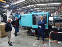 John Woestenberg (Bato), Riekus Thiele (Thiele & Kor Plastics Machinery) en Gert-Jan Spierings bij een van de twee goednieuwe vol-elektrische Sumitomo Demag-spuitgietmachines. (Foto: Liam van Koert)
