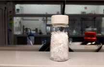 De onderzoekers maken gebruik van hydrocracking om in stukken gehakte plastic flessen af te breken tot kleinere koolstofmoleculen om brandstof te produceren. (Foto: Universiteit van Delaware)