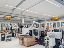 In de gloednieuwe fabriek van Tacx staan onder andere 23 gerobotiseerde elektrische spuitgietmachines van Sumitomo Demag.