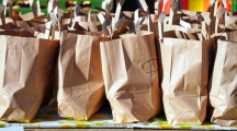 Papieren tassen kunnen een alternatief bieden voor de plastic draagtassen die vaak bij de kassa worden meegegeven.